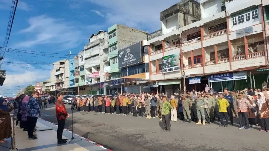 Belanjo Rame-Rame Bikin Pasar Kembali Hidup! Walikota Dedy Pimpin ASN Borong Dagangan UMKM