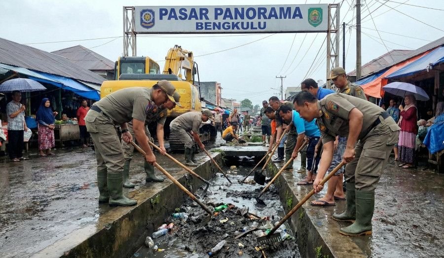 Cegah Banjir Meluas, Satpol PP dan Warga