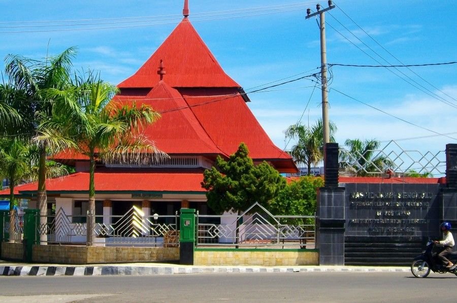 Masjid Jamik Bengkulu: Sebuah Monumen Sejarah, Arsitektur Anti-Kolonial Soekarno, dan Warisan Kultural yang Berdenyut di Bumi Rafflesia